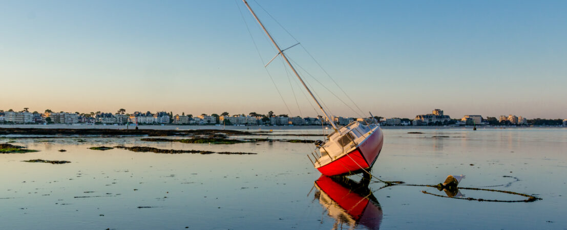 Sailboat at low tide - La Baule